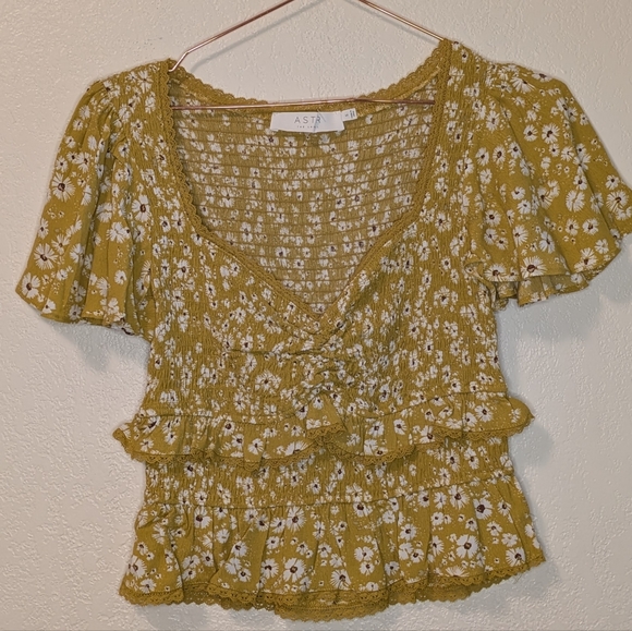 Astr The Label Mustard Daisy Floral Ruffle Blouse - Picture 2 of 5
